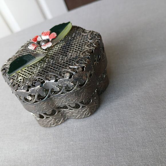 Vintage Filigree Metal Flower Top Box 2.5" diameter jewelry potpourri storage - Picture 6 of 10